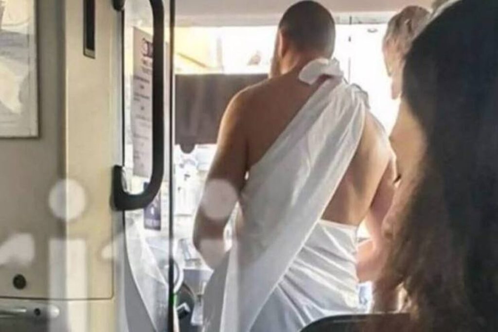 Σάλος στην Κρήτη: Ντύθηκαν αρχαίοι Έλληνες και μπήκαν σε λεωφορείο – Μαγνήτισε η ενδυμασία τους [βίν