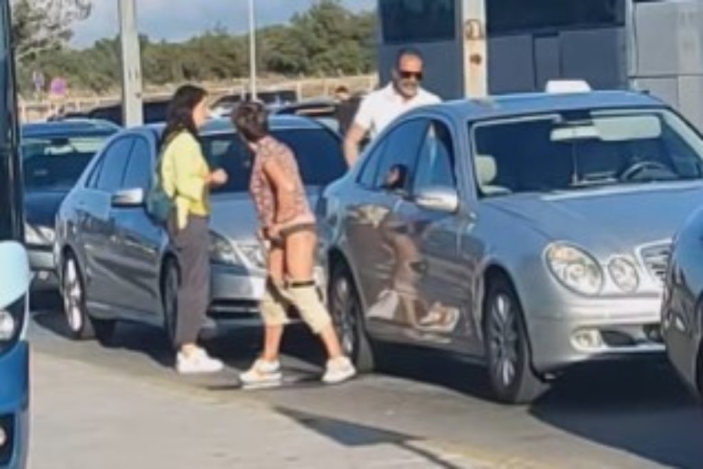 Κρήτη: Προσέφεραν μαθήματα τουρισμού – Η στιγμή που τουρίστρια κατεβάζει το παντελόνι της και ουρεί 