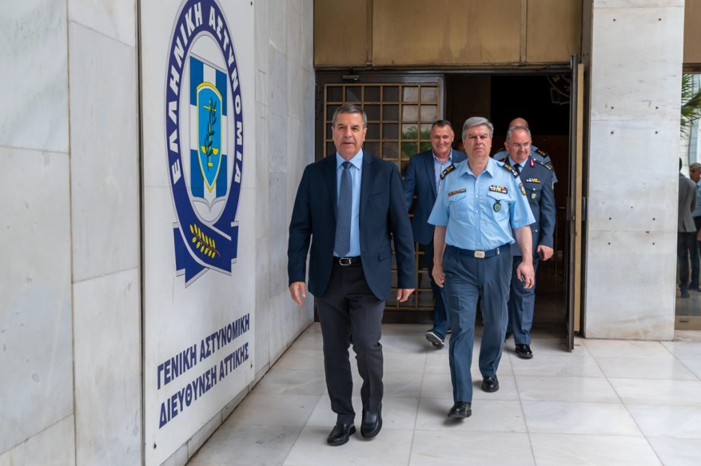 Επίσκεψη Λαλούση στη ΓΑΔΑ: «Το κράτος έχει συνέχεια» το μήνυμά του με αποδέκτες αστυνομικούς