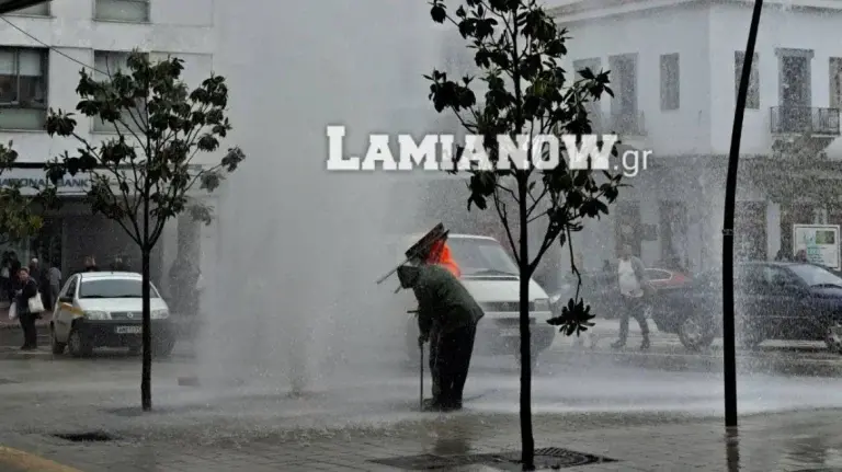 Πανικός στη Λαμία: Φορτηγό έπεσε σε πυροσβεστικό κρουνό – Το νερό εκτοξεύτηκε σε ύψος 10 μέτρων [εικόνες & βίντεο]