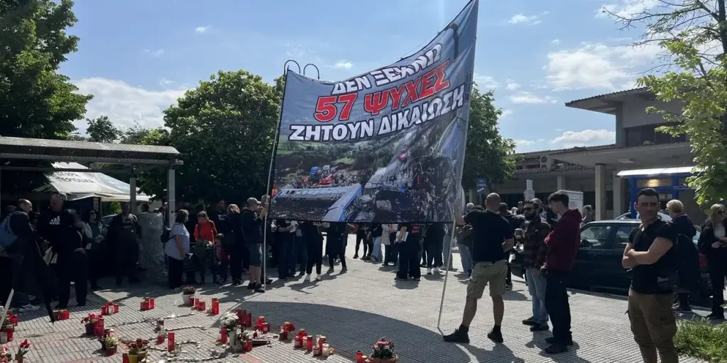 Τραγωδία στα Τέμπη: Συγκέντρωση στη μνήμη των 57 θυμάτων – Ένταση στον ΟΣΕ Λάρισας