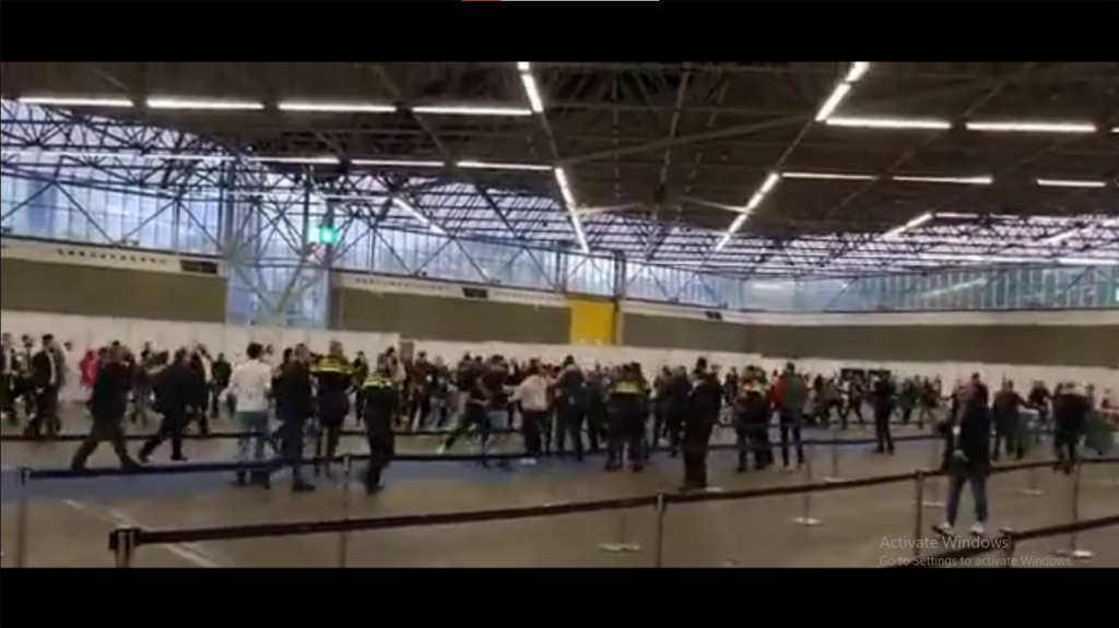 Χάος σε τουρκικό εκλογικό κέντρο στο Άμστερνταμ – Μπουνιές, κλωτσιές και…ιπτάμενες καρέκ