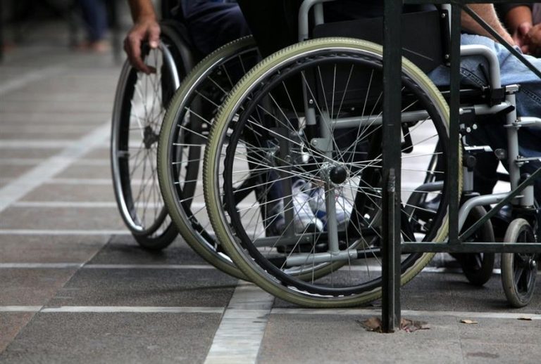 Παράλυτος άνδρας περπατά ξανά χάρη σε εμφύτευμα που συνδέει εγκέφαλο με νωτιαίο μυελό