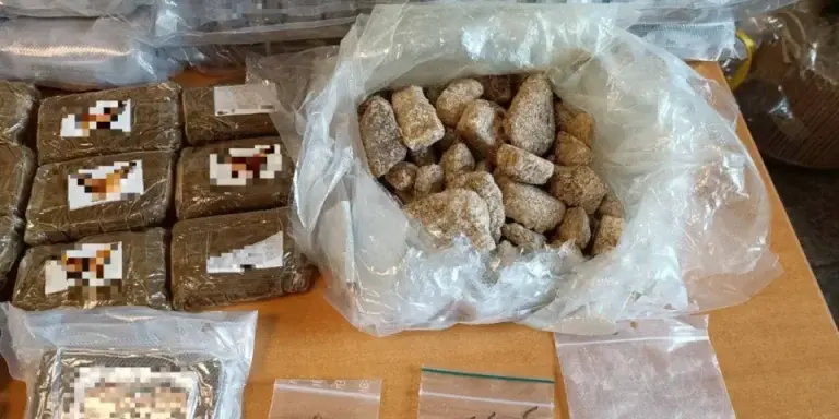 Πάτρα: Εντοπίστηκαν περισσότερα από 50 κιλά κάνναβης στο νότιο λιμάνι -Συνελήφθησαν τρεις άνδρες [εικόνες]