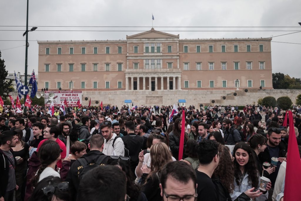 Πρωτομαγιά 2023: Πλήθος κόσμου στη συγκέντρωση στο Σύνταγμα – Αποκαταστάθηκε η κυκλοφορία στο 