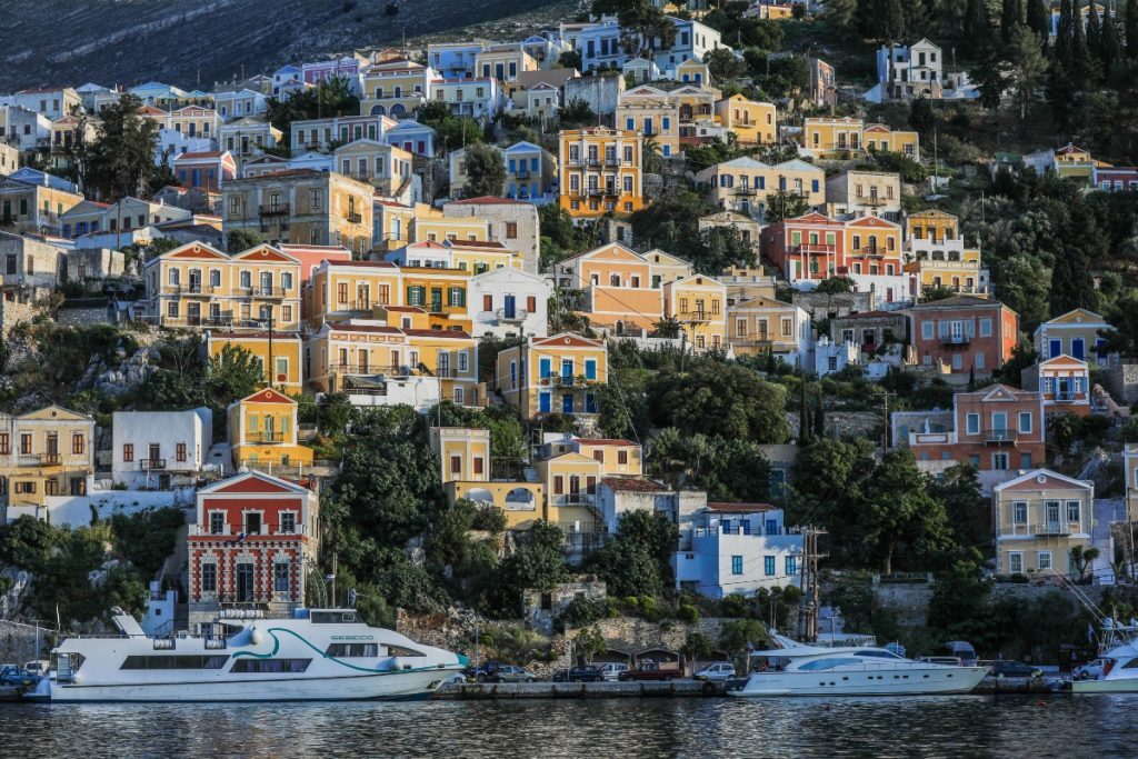 Τα τέσσερα ακριτικά νησιά που «βουλιάζουν» από τουρίστες – Σπάνε όλα τα ρεκόρ