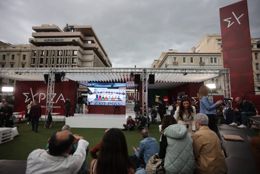 Exit Poll: Προβληματισμός και αναμονή στην Κουμουνδούρου – Τα πρώτα σχόλια από τα στελέχη του 