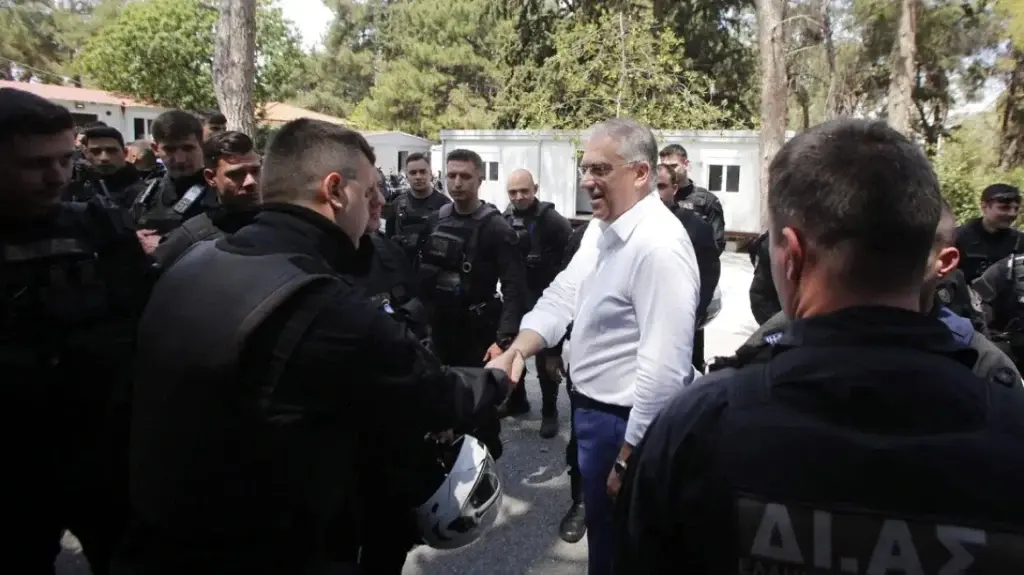 Θεοδωρικάκος στην έδρα της ΔΙ.ΑΣ.: «Καθημερινά δίπλα στους αστυνομικούς μας με πράξεις»