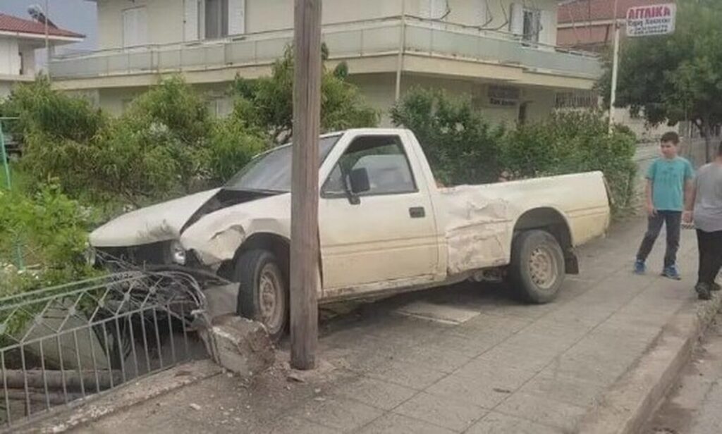 Τροχαίο ατύχημα στα Τρίκαλα: Αγροτικό προσέκρουσε σε όχημα και γκρέμισε τοίχο [εικόνες]