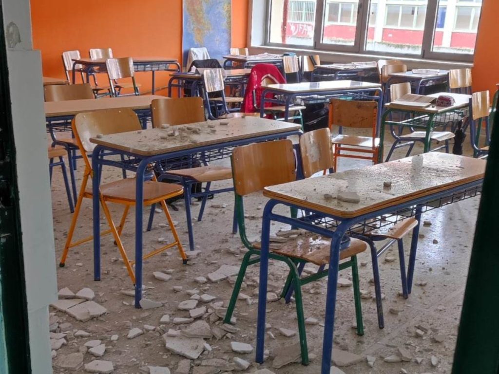 Τρίκαλα: Έπεσαν σοβάδες σε σχολείο – Από τύχη δεν τραυματίστηκε μαθητής [Eικόνες]