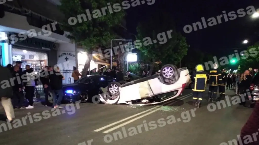 Λάρισα: Τροχαίο με τρεις τραυματίες – Η σύγκρουση ήταν τόσο σφοδρή που το ένα αυτοκίνητο «τούμ