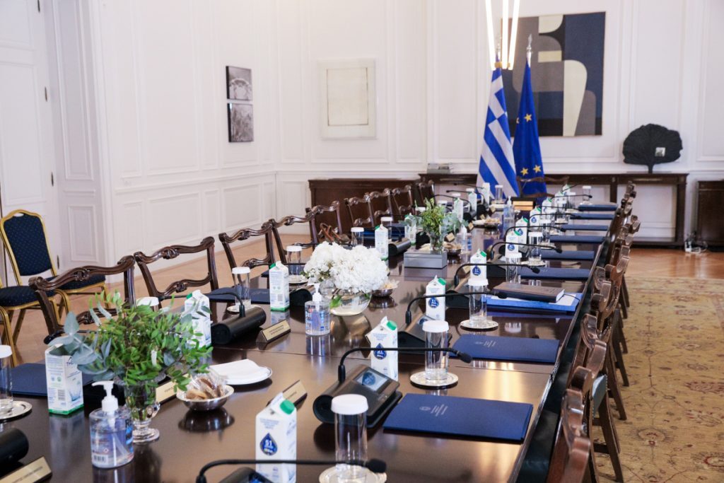 Υπουργικό συμβούλιο, υπό τον Ιωάννη Σαρμά, μετά την ορκωμοσία της υπηρεσιακής κυβέρνησης στις 12:00
