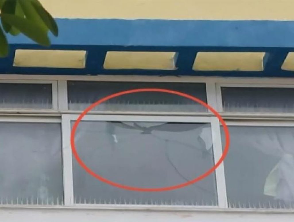 Αχαρνές: «Οι φθορές σε τζάμι σχολείου δεν προήλθαν από σφαίρα» – Τι έδειξαν οι έρευνες των Αρχ