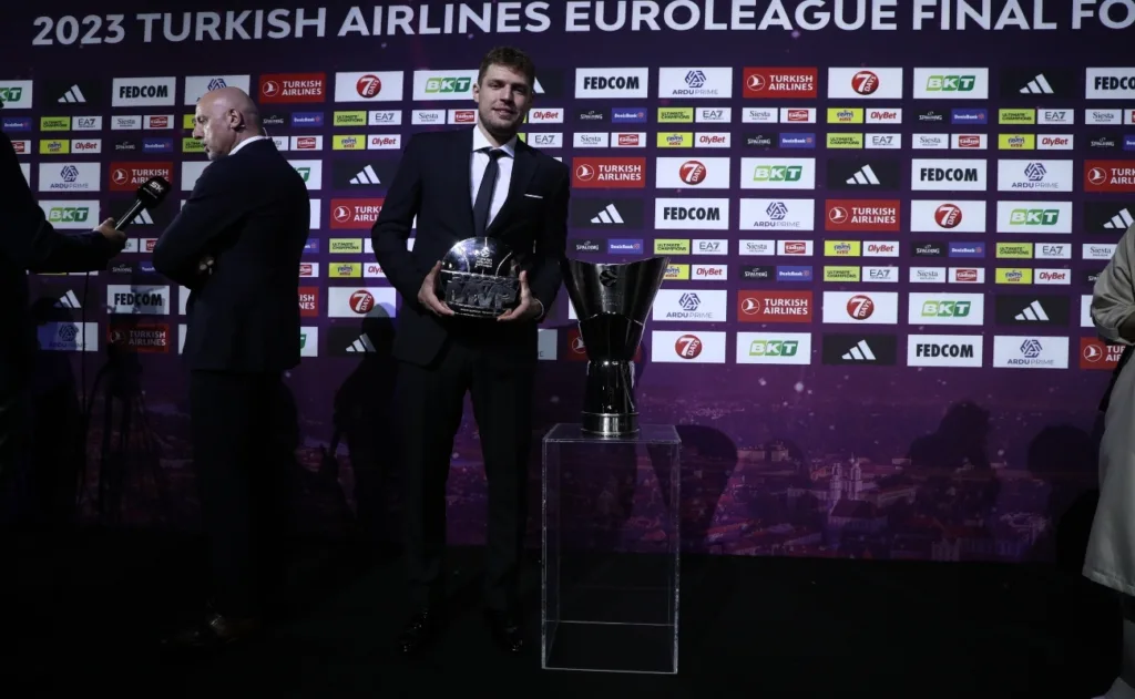 Ολυμπιακός: Ο Σάσα Βεζένκοφ MVP της Euroleague [βίντεο]