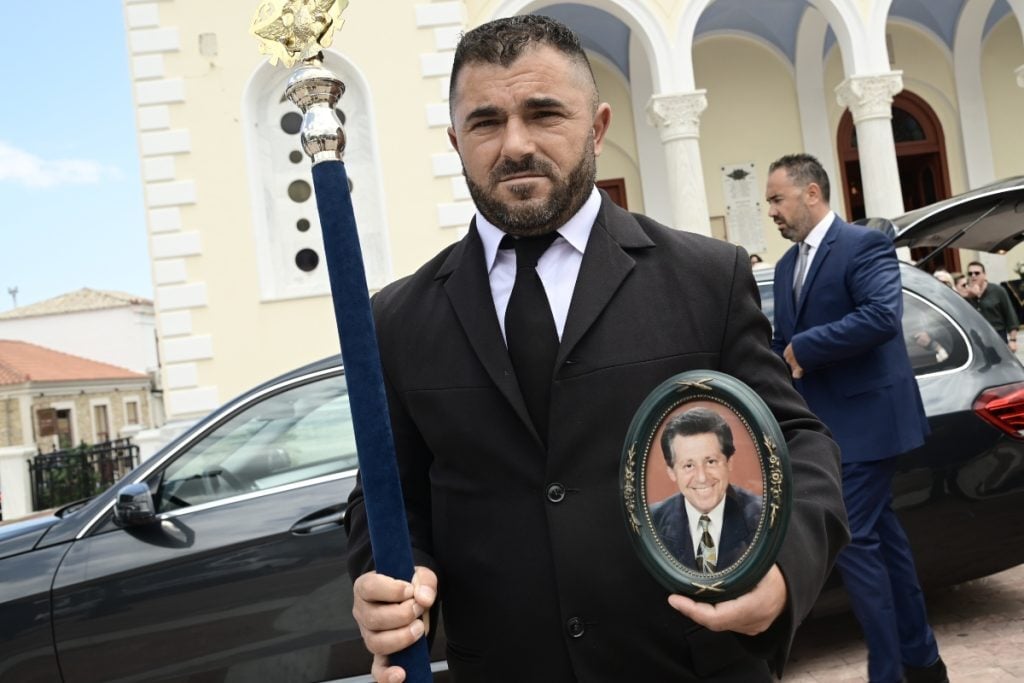Γιάννης Βογιατζής: Βουβό «αντίο» στον σπουδαίο καλλιτέχνη – Ράγισε καρδιές ο γιος του, «δεν έχ