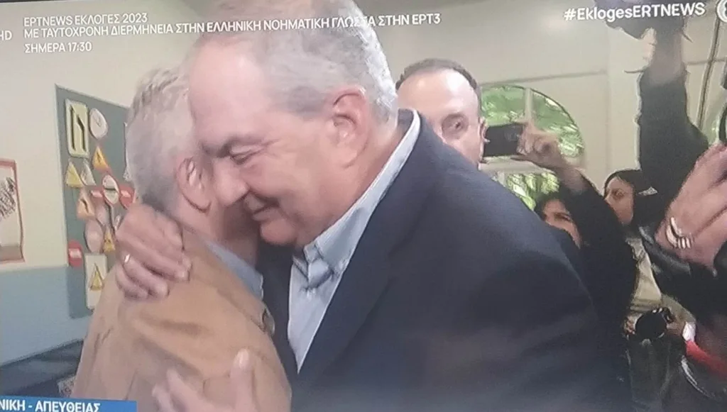 Εκλογές 2023: Πρώτος ψήφισε ο πρώην πρωθυπουργός Κώστας Καραμανλής