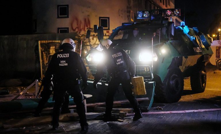 Λειψία: Καταδίκασαν αριστερό φοιτητή – Οργισμένες κινητοποιήσεις και επεισόδια [βίντεο]