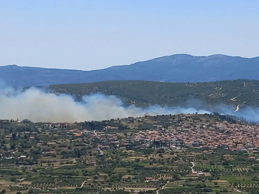Σάμος: Μεγάλη πυρκαγιά στους Μυτιληνιούς – Οι πρώτες εικόνες -βίντεο