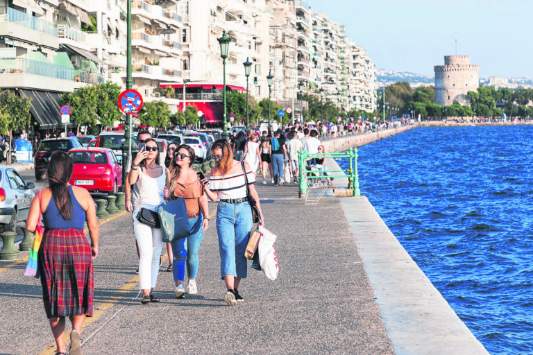 Ξύλινο μπαλκόνι στον Θερμαϊκό – Η παλιά παραλία Θεσσαλονίκης αποκτά νέα μορφή