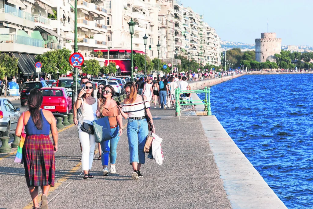 Ξύλινο μπαλκόνι στον Θερμαϊκό – Η παλιά παραλία Θεσσαλονίκης αποκτά νέα μορφή