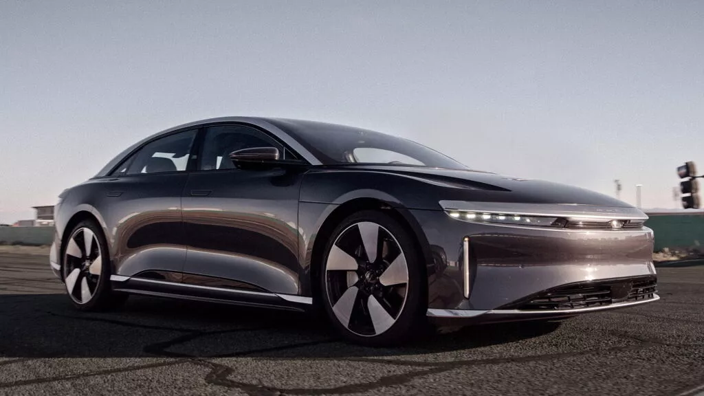 Θρίαμβος της Lucid κόντρα στην Tesla σε δοκιμή ταχύτητας φόρτισης