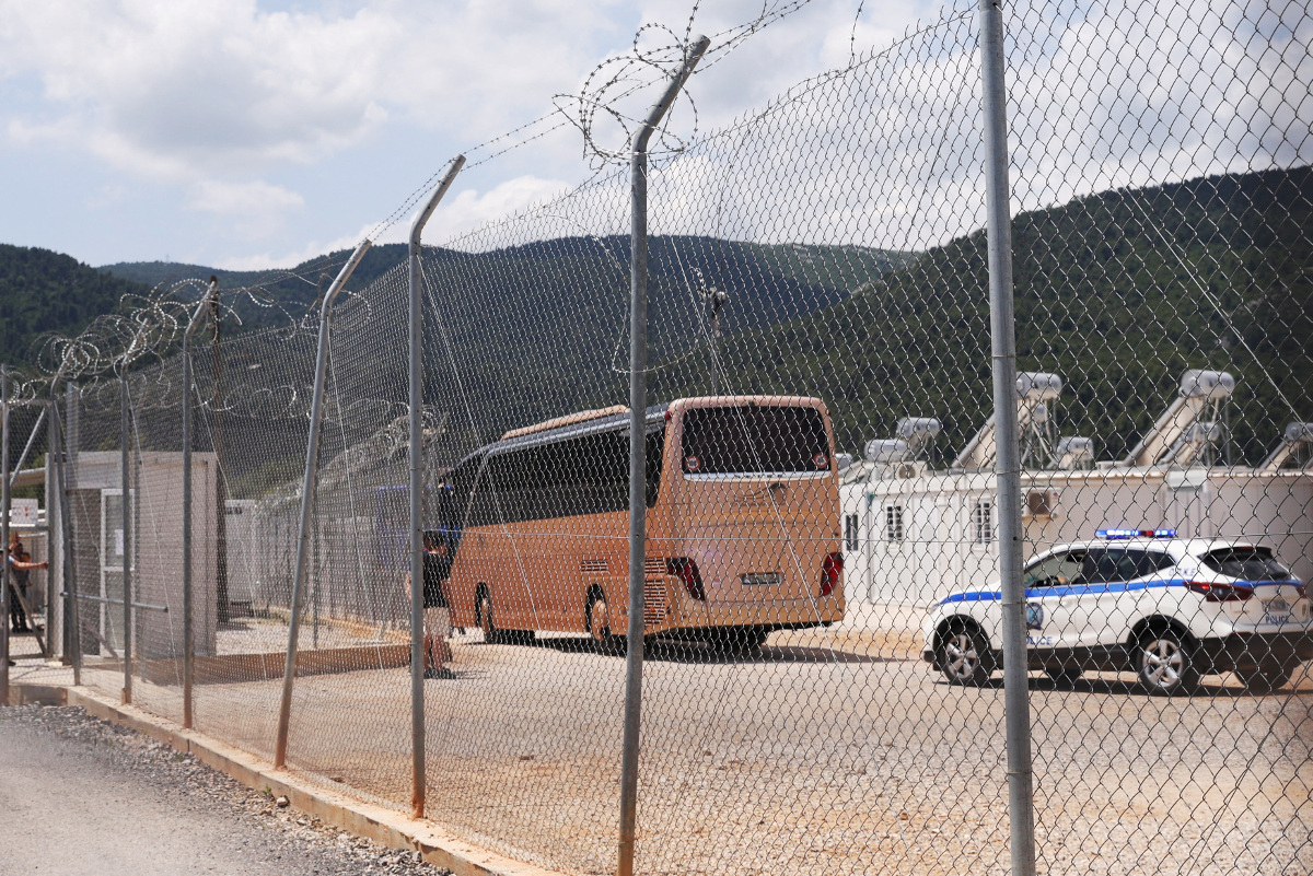 Ναυάγιο στην Πύλο: Στο ΚΥΤ Μαλακάσας έφτασαν οι 71 διασωθέντες