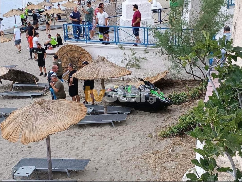 Σοκαριστικό ατύχημα με τζετ σκι στην Εύβοια: Bγήκαν εκτός πορείας και έπεσαν σε ομπρέλες στην παραλί