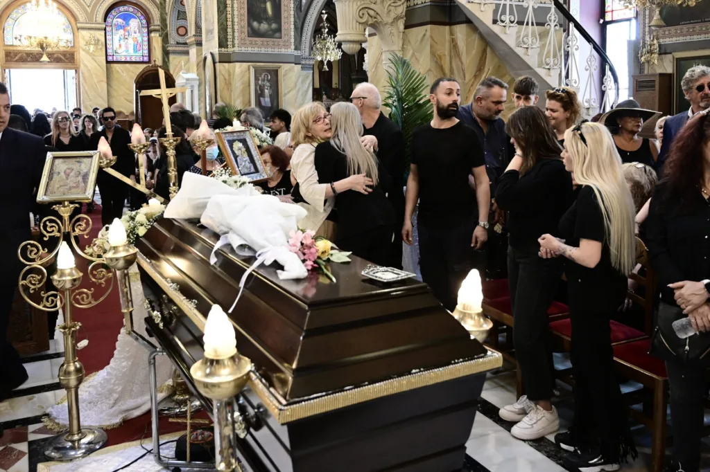Γιάννης Φλωρινιώτης: Σπαραγμός, ποντιακά τραγούδια και δάκρυα στο τελευταίο αντίο [εικόνες & βί