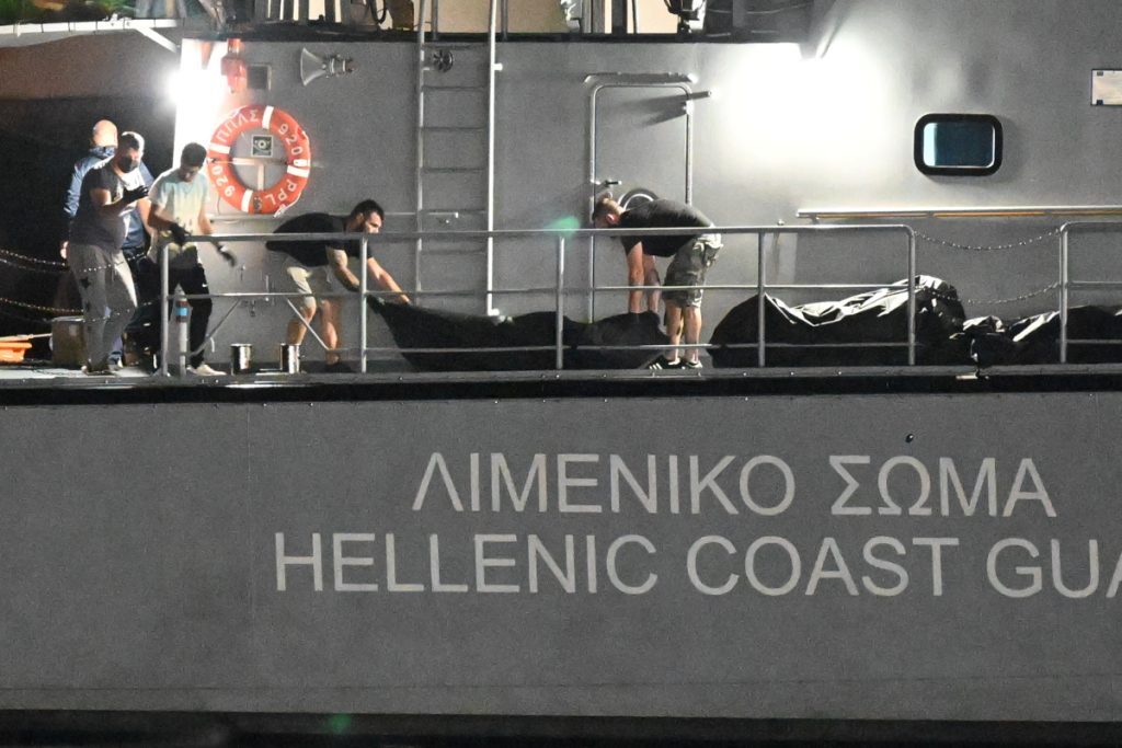 Ναυάγιο στην Πύλο: Συνεχίζονται οι έρευνες για διασωθέντες – Τραγικές στιγμές στο λιμάνι της Καλαμάτ