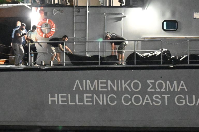 Ναυάγιο στην Πύλο: Συνεχίζονται οι έρευνες για διασωθέντες – Τραγικές στιγμές στο λιμάνι της Καλαμάτας