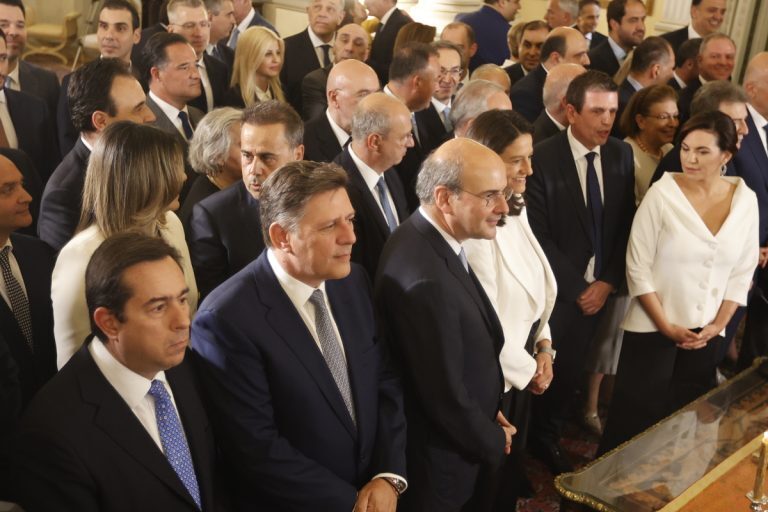 Αυτός είναι ο μόνος υπουργός που ορκίστηκε με πολιτικό όρκο
