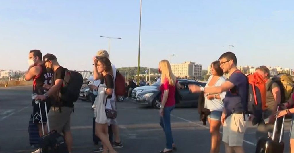 Τριήμερο Αγίου Πνεύματος: «Ουρές» στο λιμάνι του Πειραιά – Γεμάτα φεύγουν τα πλοία