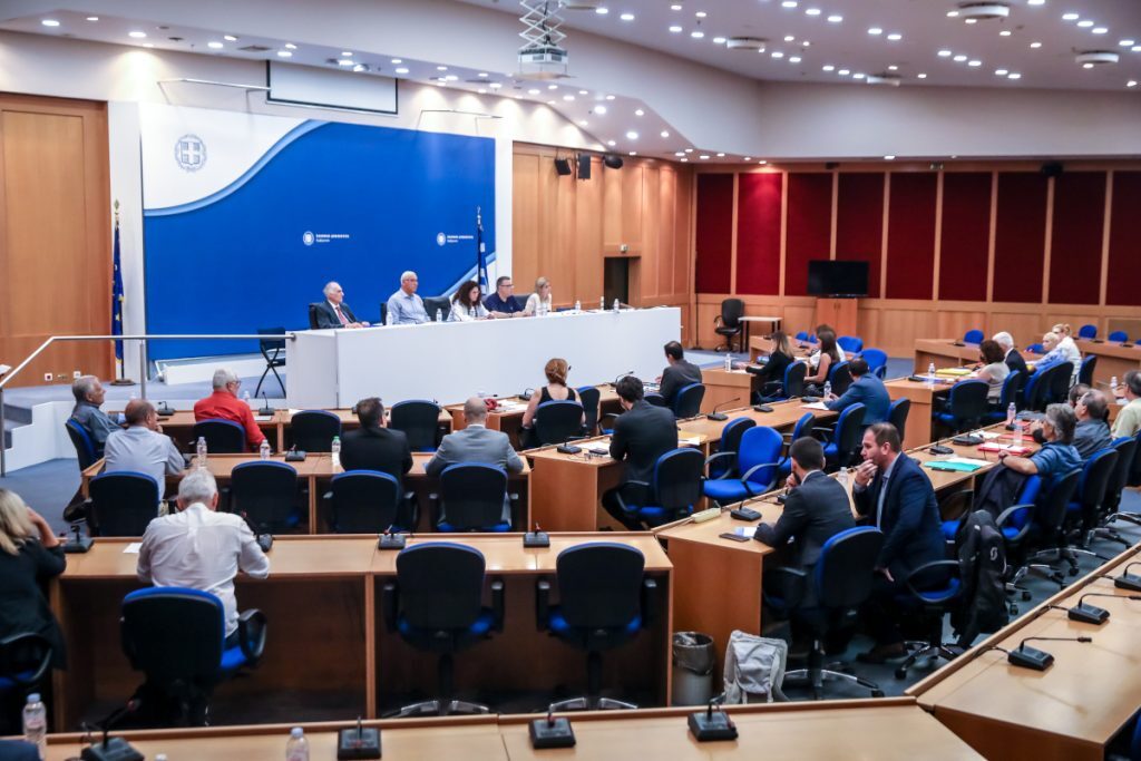 Συνεδρίαση διακομματικής: Τα κόμματα ενημερώθηκαν για τον ραδιοτηλεοπτικό χρόνο και τη χρηματοδότηση