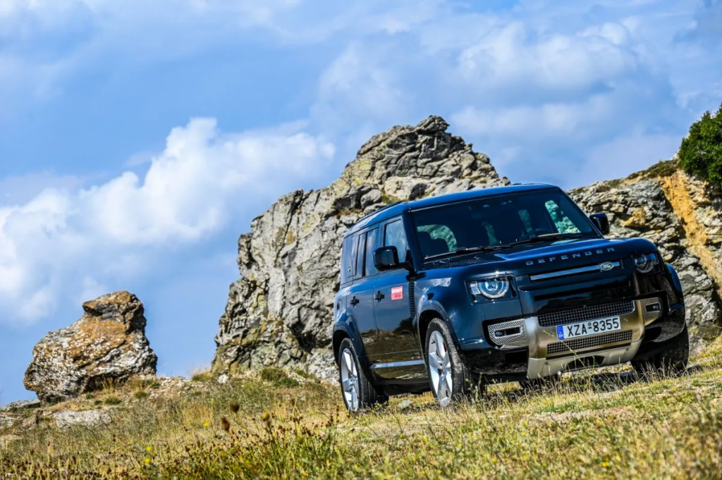 Οδηγούμε το Land Rover Defender P400e