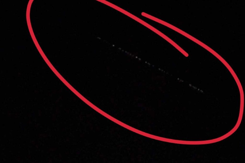 Οχι δεν ήταν UFO – Oι δορυφόροι Starlink του Έλον Μασκ έγιναν ορατοί στον ουρανό της Αττικής