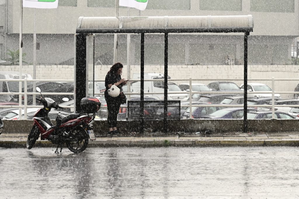 Καιρός: Άστατος καιρός με βροχές και καταιγίδες μέχρι το απόγευμα – Ποιες περιοχές θα «χτυπήσε