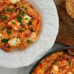 H συνταγή της ημέρας: Το πιο καλοκαιρινό φαγητό έχει όνομα – Στραπατσάδα