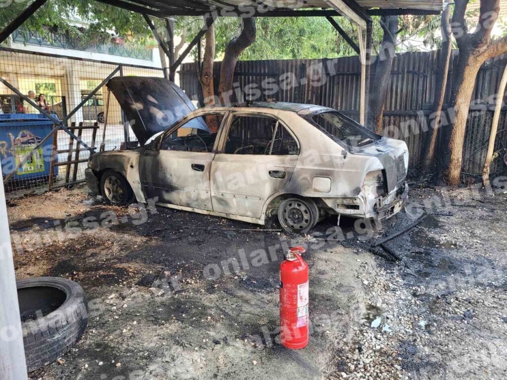 Λάρισα: «Λαμπάδιασε» αυτοκίνητο μέσα σε πάρκινγκ – Γέμισε καπνούς η περιοχή