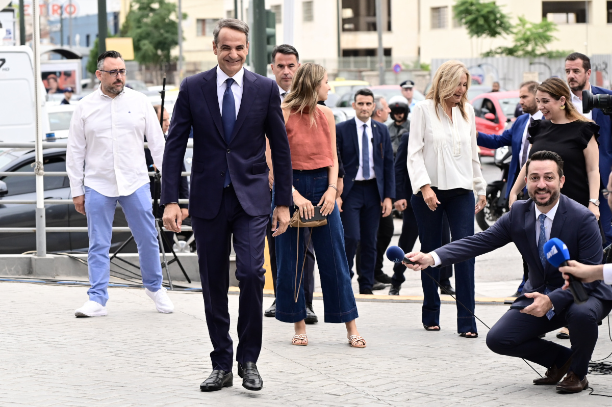 Έφτασε στα γραφεία της ΝΔ ο Κυριάκος Μητσοτάκης