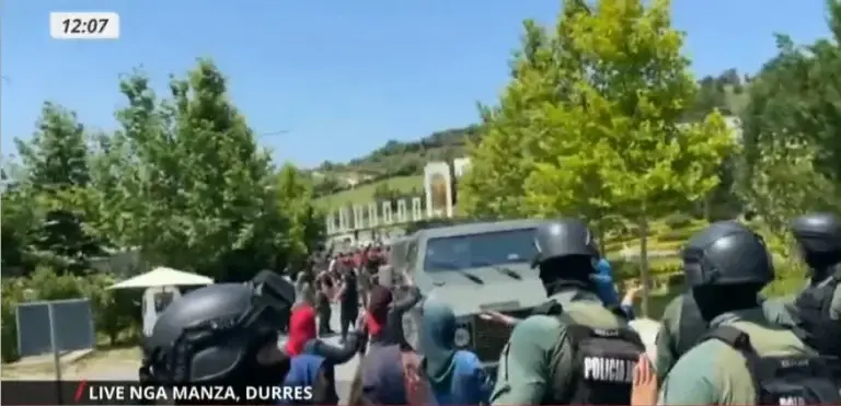 Αλβανία: Ένας νεκρός και δεκάδες τραυματίες σε έφοδο της αστυνομίας σε καταυλισμό Μοτζαχεντίν