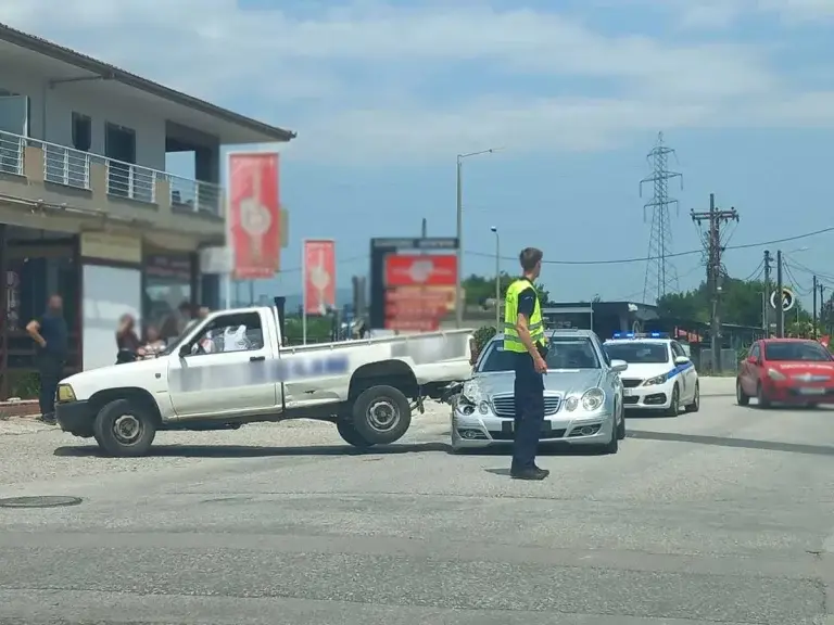 Τρίκαλα: Αγροτικό σηκώθηκε στον …αέρα μετά από τροχαίο [εικόνα]