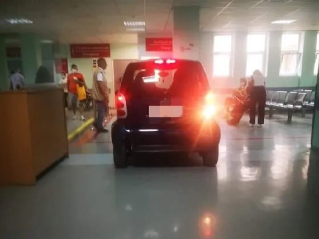 Απίστευτο – Μπήκε με το αυτοκίνητο μέσα στο ΚΑΤ και… πάρκαρε στα επείγοντα