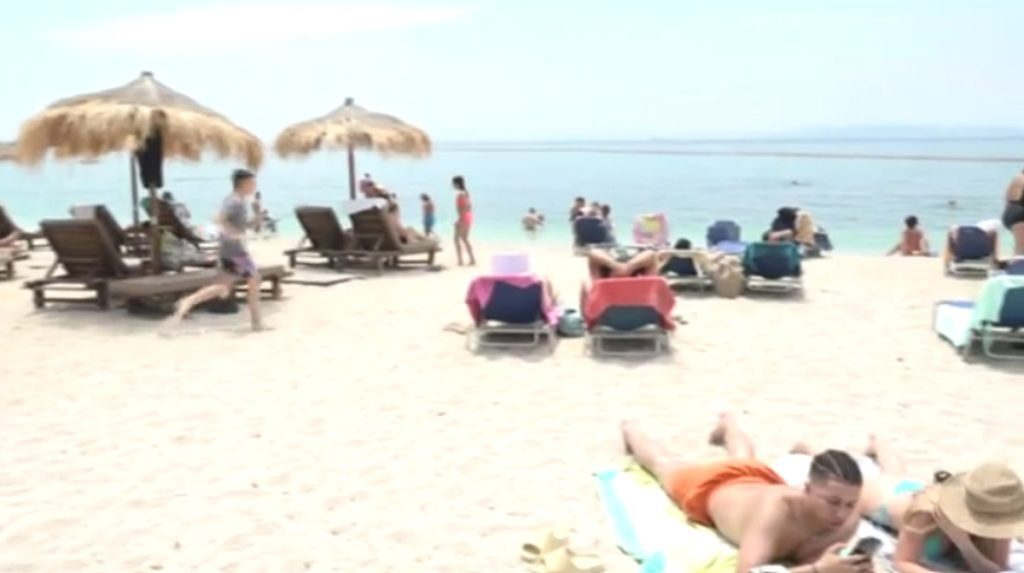 Τριήμερο Αγίου Πνεύματος: Στην παραλία όσοι παρέμειναν στην πόλη