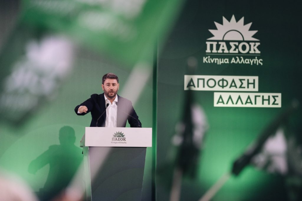 Αποτελέσματα ΠΑΣΟΚ: «Κλείδωσε» η νίκη Ανδρουλάκη – Τον συνεχάρη ο Δούκας