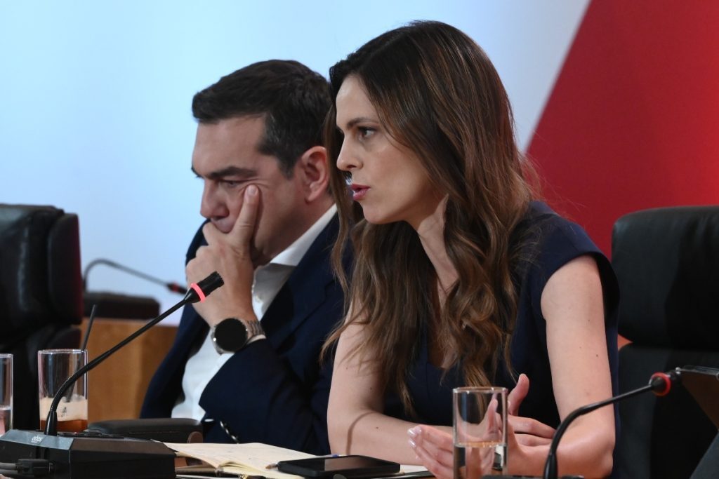 Έφη Αχτσιόγλου: Το δημοσίευμα ιστοσελίδας που την εξόργισε – Έστειλε εξώδικο για τα περί SMS στον Τσίπρα [βίντεο]