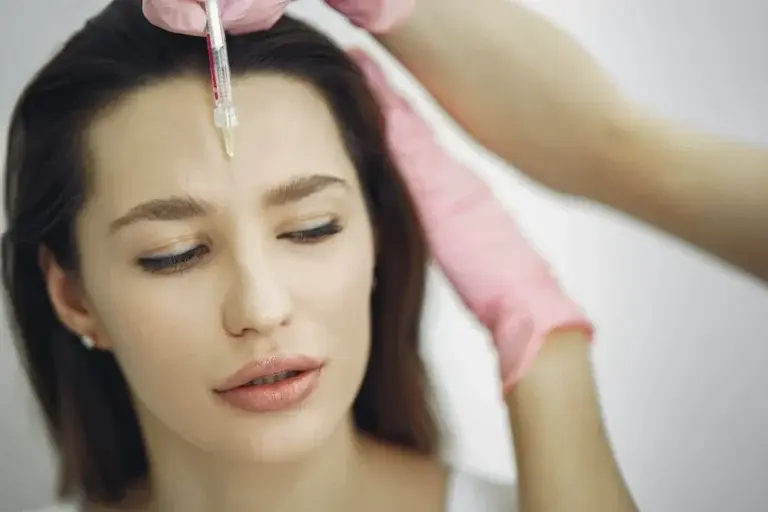 Αυτή είναι η 54χρονη που πωλούσε επικίνδυνα botox – Η συγκλονιστική μαρτυρία θύματος που παραμορφώθηκε