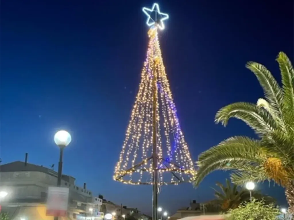 Ήρθαν τα Χριστούγεννα και η Πρωτοχρονιά στην Κρήτη – Φωταγώγησαν το Χριστουγεννιάτικο δέντρο… 