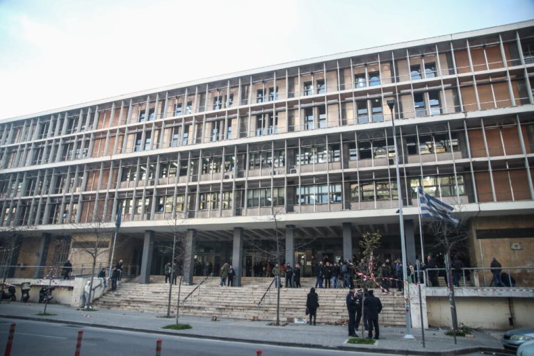 Θεσσαλονίκη: Το κατώφλι του ανακριτή πέρασε η 43χρονη που μαχαίρωσε τον σύζυγό της