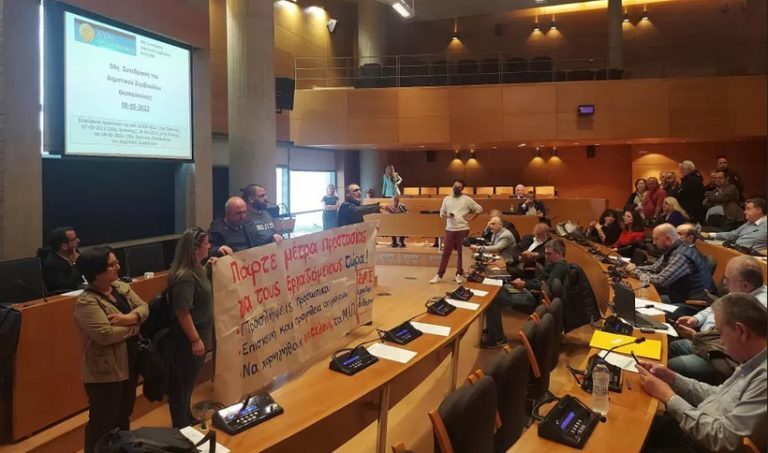 Θεσσαλονίκη: Ένταση στο δημοτικό συμβούλιο – Έσβησαν τα φώτα την ώρα διαμαρτυρίας [βίντεο]