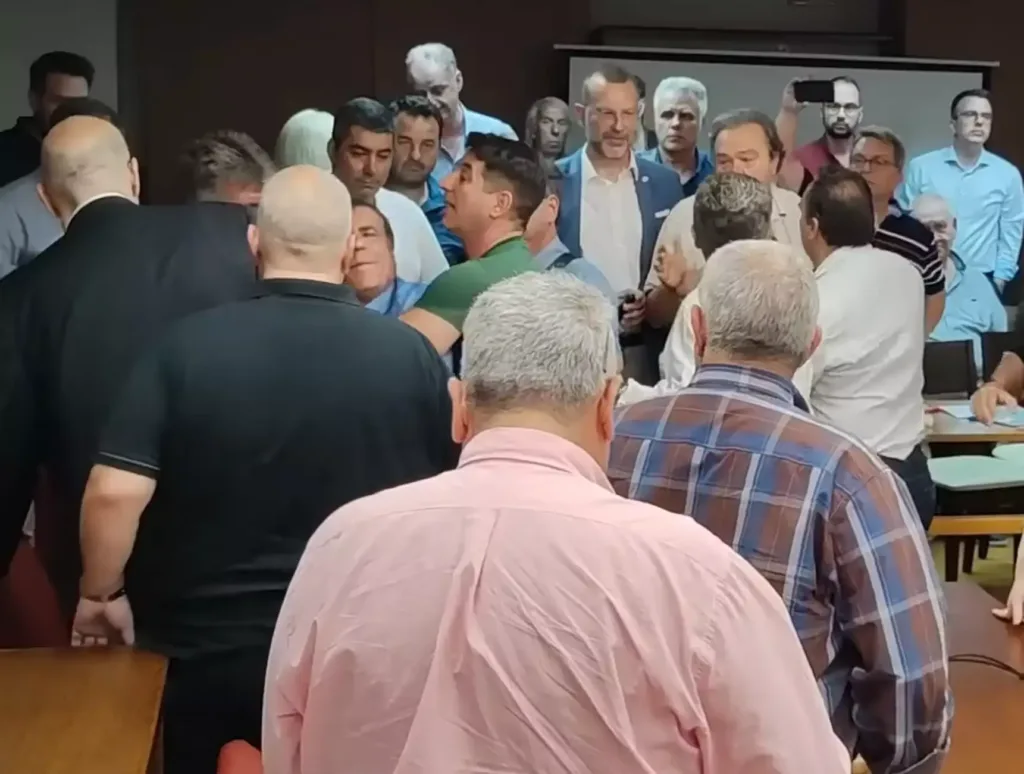 Εικόνες ντροπής στην Κόρινθο: Πρώην δήμαρχος πιάστηκε στα χέρια με πολίτες στο δημοτικό συμβούλιο [β